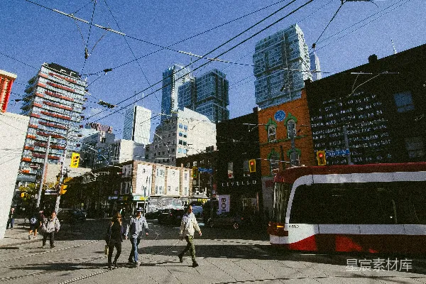 高清摄影 一群人正在高楼大厦旁过马路。
