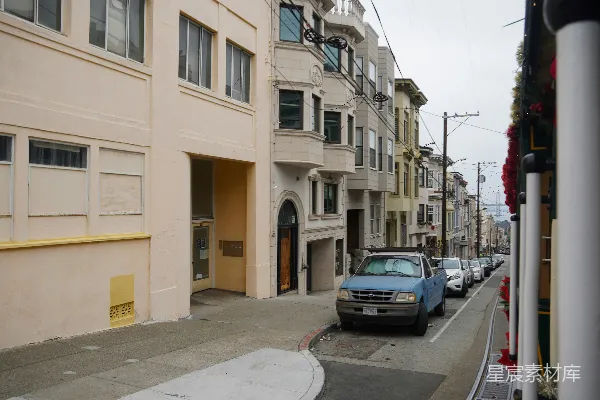 高清摄影 一条街道，路边停着汽车。