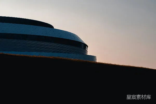 山头的一座建筑，背景是天空。