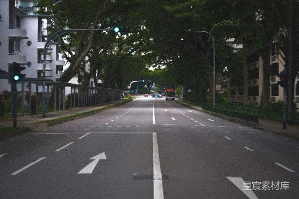 高清摄影 一条街道上有公交车和汽车