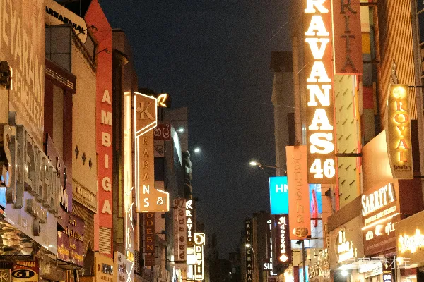高清摄影 夜晚繁忙的街道，霓虹灯闪烁，车辆穿梭。