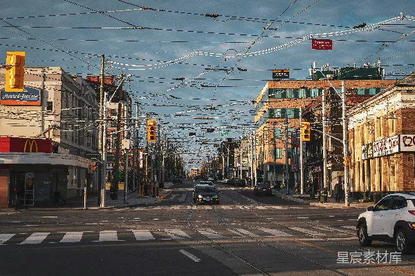 高清摄影 一条繁忙的街道，两旁是高楼大厦。