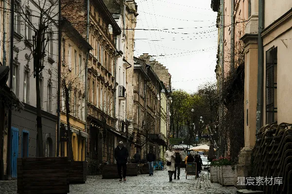 高清摄影 一条鹅卵石街道，人们在上面行走。
