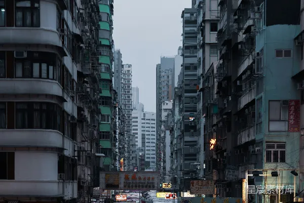 高清摄影 路上的汽车靠近建筑物。