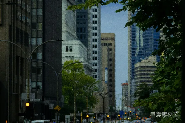 高清摄影 一条充满车辆的街道，旁边是高楼大厦。