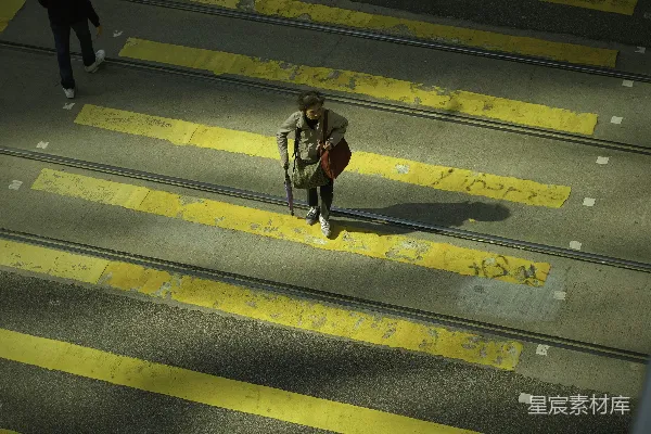 高清摄影 两个人在人行道上行走