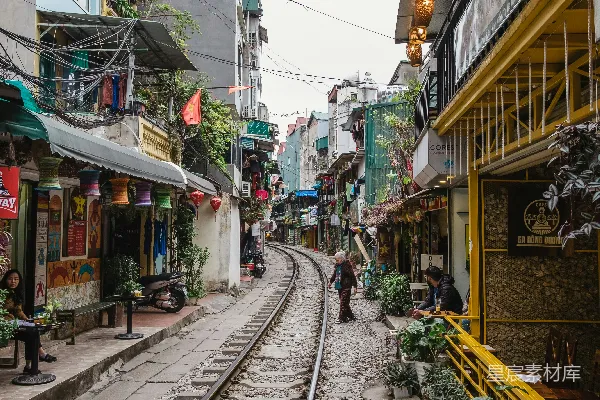 高清摄影 一条穿过小镇的铁路轨道