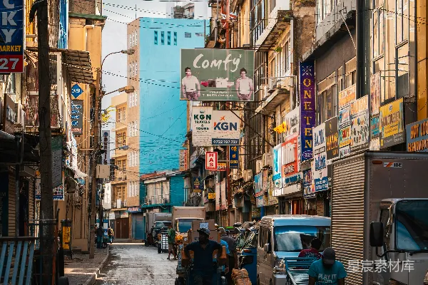 高清摄影 城市街道的场景，有色彩鲜艳的建筑物和行人。
