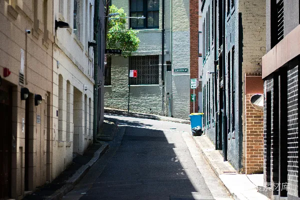 高清摄影 一条街道，两边都是建筑物。