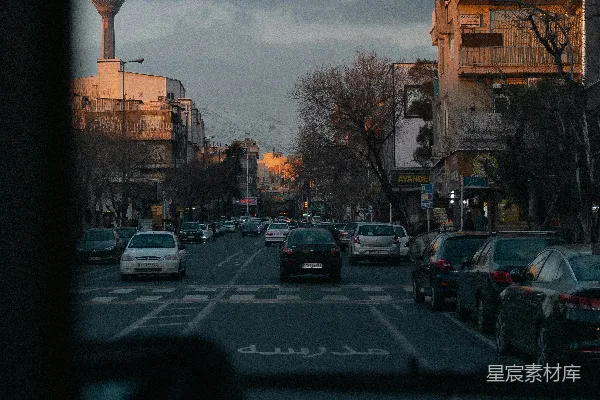 高清摄影 一条街道上挤满了车辆，天空阴沉。