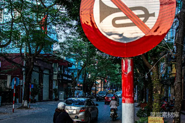 高清摄影 路旁的一个红白相间的标志牌