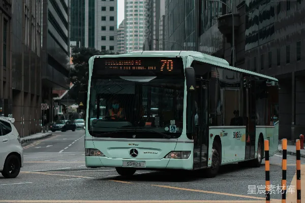 高清摄影 白天路上的白色公交车