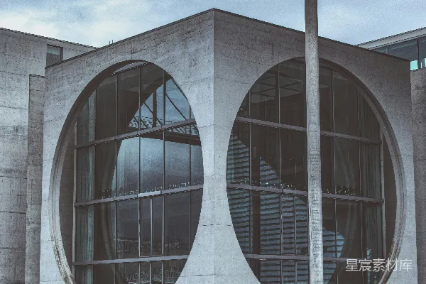 白天灰褐色的混凝土建筑下的蓝天