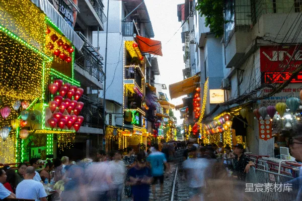 高清摄影 一群人沿着铁轨旁边的街道行走