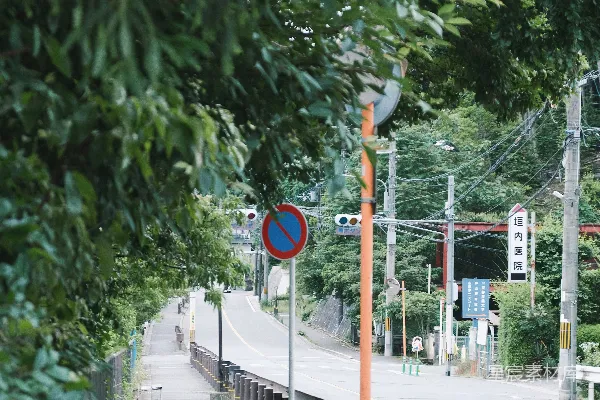 高清摄影 一条街道旁边有一条火车轨道。