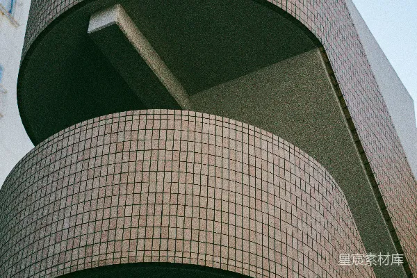 曲面瓷砖建筑外立面置于蓝天之下。