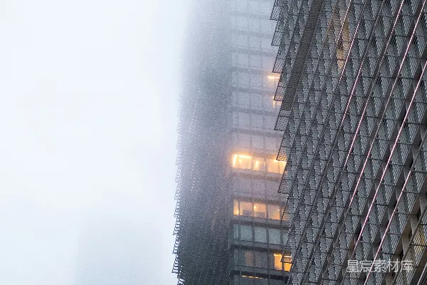 一栋有很多窗户的高大建筑物