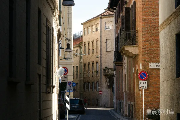 高清摄影 城市中旧建筑之间的狭窄街道。