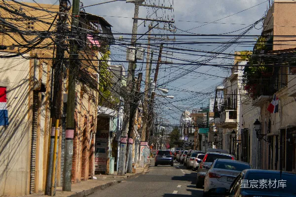 高清摄影 一条街道，路边停着汽车。
