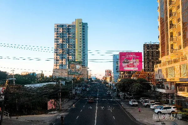 高清摄影 一条城市街道，背景是高楼大厦。
