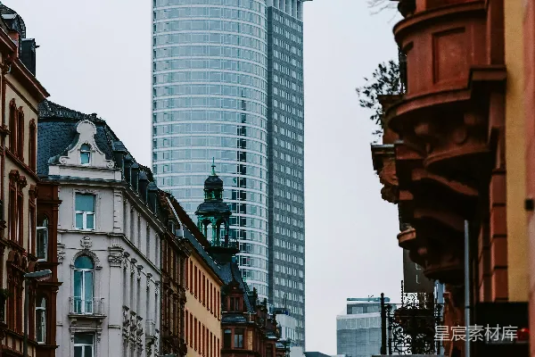 高清摄影 一条城市街道，背景中有一座高楼。