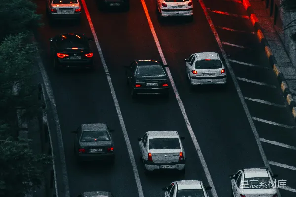 夜晚满是车辆的高速公路