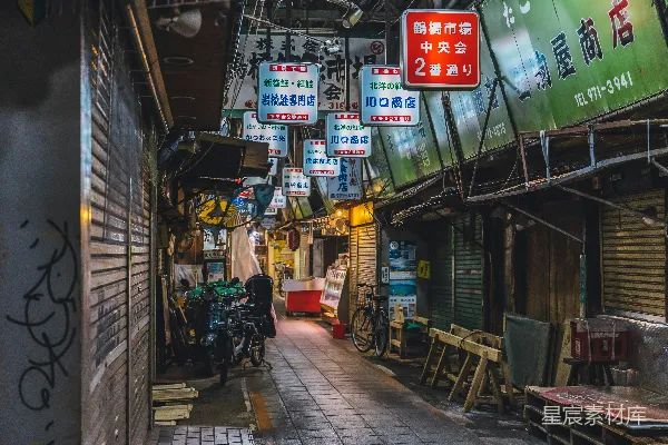 高清摄影 一条狭窄的巷子，天花板上挂着指示牌。
