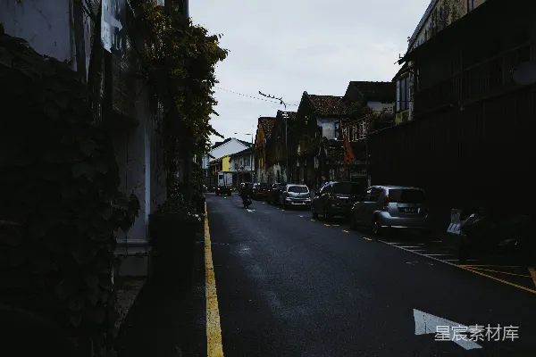 高清摄影 空无一人的街道，停着几辆汽车，古老的建筑物矗立着。