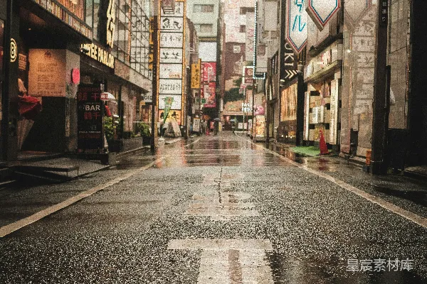 高清摄影 一条城市街道，路中间画有十字图案