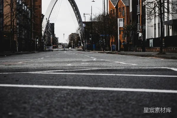 高清摄影 一条空旷的街道，背景中有一座桥。