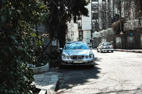 高清摄影 一辆车停在路边。