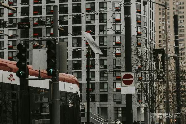 高清摄影 红白相间的火车在街上行驶