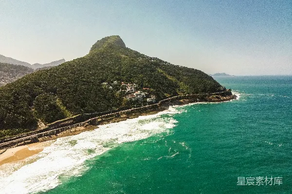 背景中有山的海滩俯视图