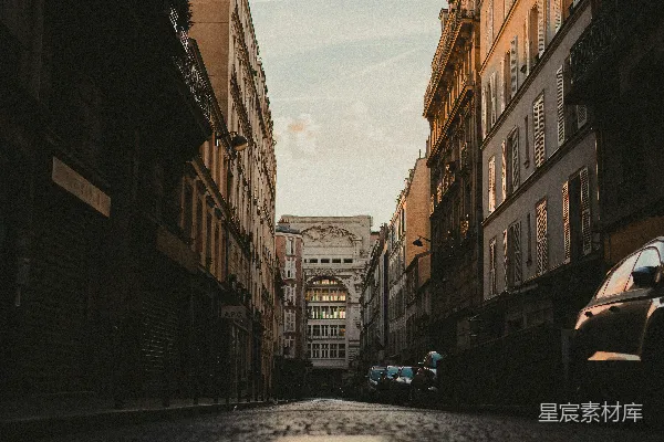 高清摄影 一条街道，两边都是建筑物。