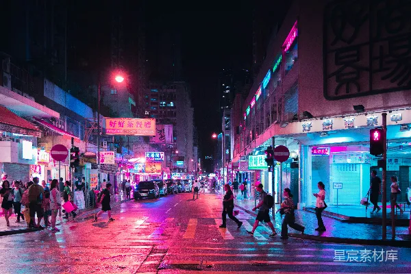 高清摄影 夜间在建筑物之间的行人道上行走的人们