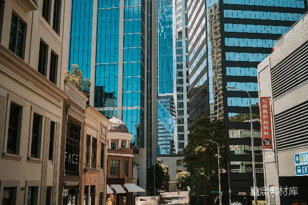 高清摄影 一条被高楼和汽车沿街排列的城市街道