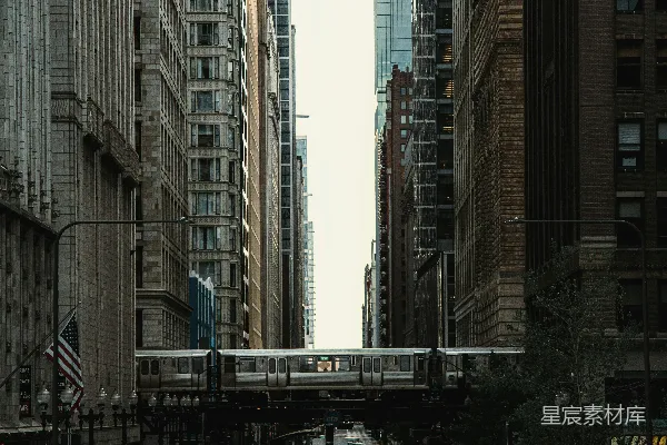 高清摄影 白天高楼之间的道路上行驶的汽车