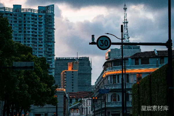 高清摄影 白天，灰蒙蒙的天空下，靠近道路的一座棕色混凝土建筑