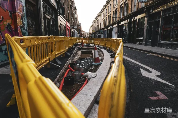 高清摄影 白天，建筑物之间马路上的汽车