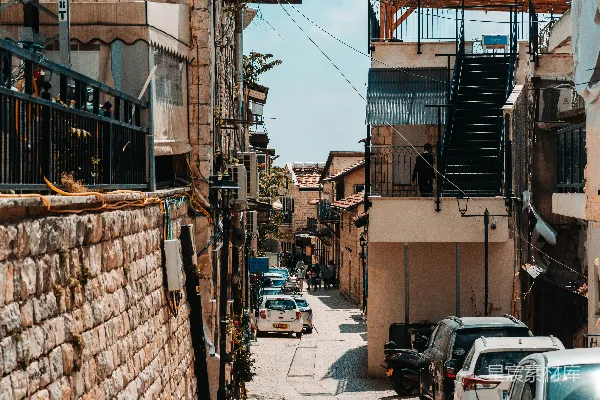 高清摄影 一条狭窄的街道，两边都停着汽车。