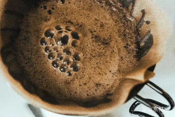一个装有棕色液体的咖啡杯