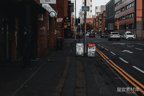 高清摄影 一条城市街道，路边停着几辆汽车。