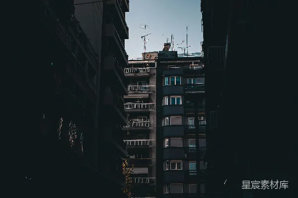 高清摄影 一条街道，背景中有高楼大厦。