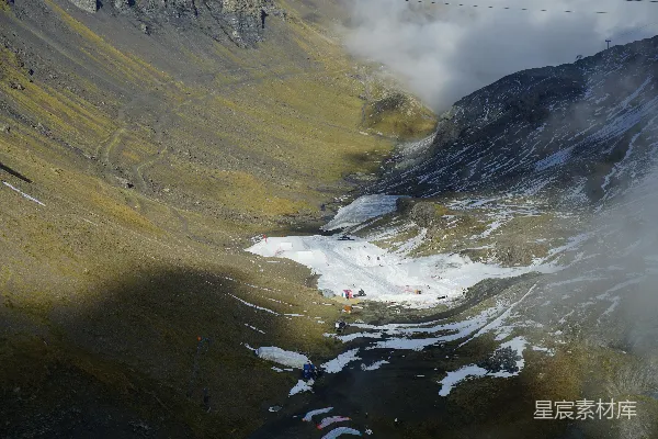 雪白山谷，岩石嶙峋，云雾缭绕