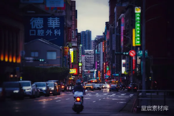 高清摄影 一条繁忙的街道，交通拥挤。