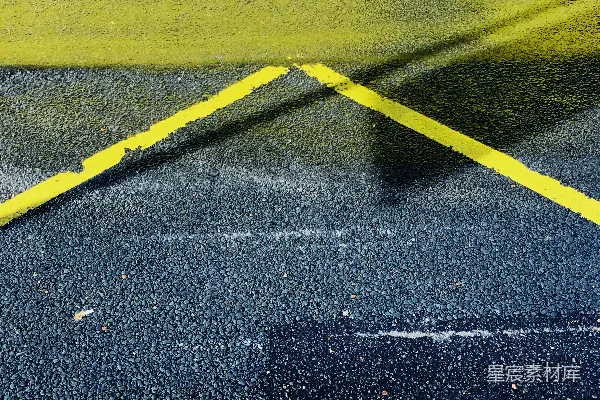 高清摄影 灰色柏油路上的黄色线条
