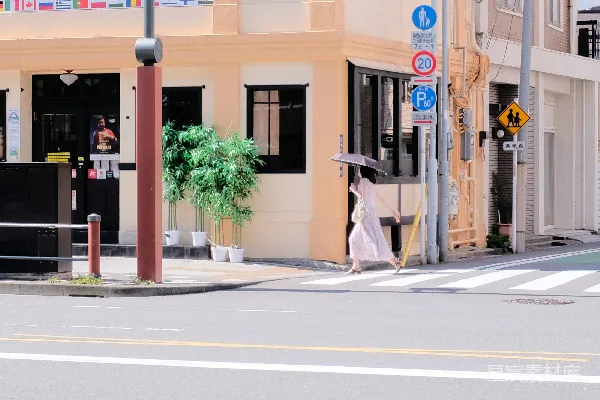 高清摄影 一个人在大楼前的街道上行走