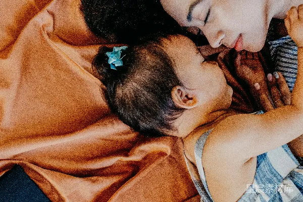 睡着的女人和小孩
