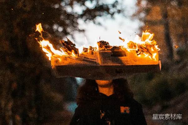 裹头巾的女人头上燃起了一个盒子
