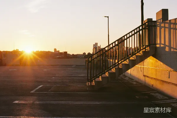 高清摄影 夕阳笼罩着停车场。